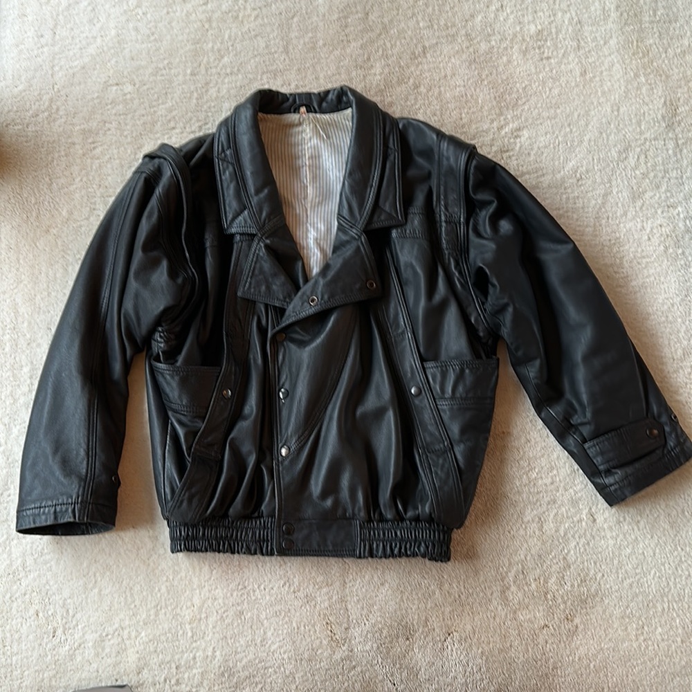 Convertible vintage black leather motorcycle/bomber jacket w/removable sleeves